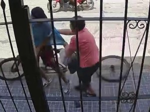 Robó e intentó escapar en bicicleta, pero se quedó a mitad de camino: "Se te rompió por hijo de mil p..."
