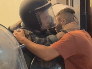 Se volvió viral por el abrazo con un policía al reclamar por el abuso a su hija de 3 años