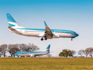 “Paros cero”: Aerolíneas logra un compromiso gremial para sostener la operación hasta marzo
