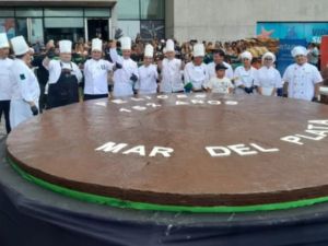 El alfajor gigante en Mar del Plata pesó más de 700 kilos: van por el récord Guinness