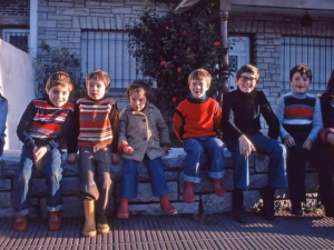 Amigos del barrio, casi 50 años después: la emocionante historia detrás de una foto retro en Mar del Plata