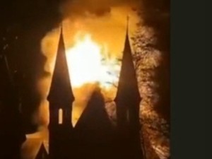 Un incendio destruyó una iglesia de Ámsterdam, alcanzada por la pirotecnia