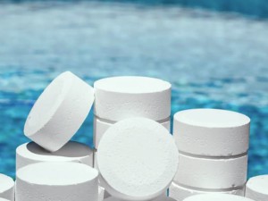 En medio de la ola de calor, la ANMAT prohibió un desinfectante para piletas