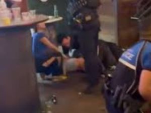 Ataque en Texas: 2 muertos y 14 heridos en un tiroteo en un bar de Austin