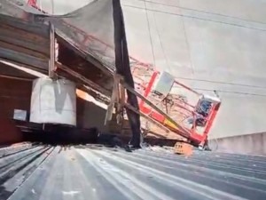 Derrumbe en Villa Crespo: se desprendió un balancín y cayó sobre el techo de una casa vecina