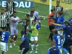Batalla campal y récord de expulsiones en la final entre Atlético Mineiro y Cruzeiro