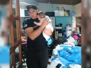 Misiones: la Policía rescató a una beba que quedó sola en una vivienda