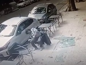 Sobrevivió de milagro: comía en Palermo y un blindex le cayó en la cabeza