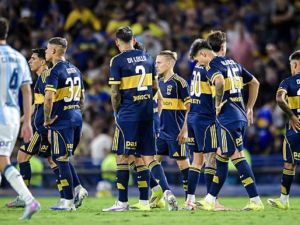 Boca igualó sin goles con Racing: Cavani sufrió silbidos