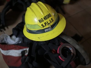 Alarma en Bariloche: bomberos luchan contra un incendio cerca de un sanatorio