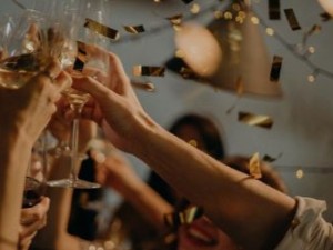 Vínculos en modo fiesta: la presión del "ser feliz"