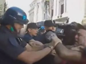 Agresión al camarógrafo en el Congreso: analizan sancionar a varios jefes de la PFA