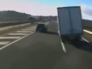 Un camión volcó por efecto del viento en España