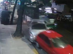 Impactante choque en Caballito: un colectivero se quedó dormido y chocó contra tres autos y un contenedor