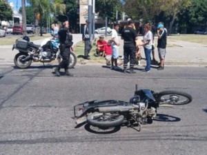 Dos motochorros resultaron heridos tras una persecución que terminó con un choque en La Plata