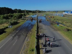 Hubo corte total en Ruta 11 por desborde cloacal