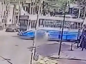 Un colectivero atropelló y mató a una nena de cuatro años en Lomas del Mirador