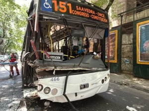 Balvanera: un choque de dos colectivos dejó al menos 18 heridos