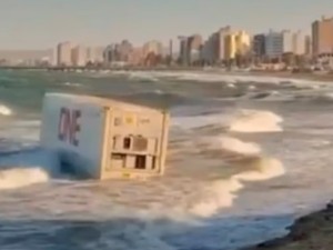 Misterio por la aparición de un contenedor flotando en Puerto Madryn