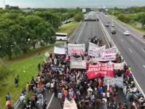 Tensión en la Panamericana: trabajadores de FATE interrumpen el tránsito