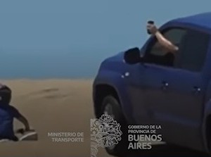 Sancionan a un hombre por filmar con un celular mientras conducía su camioneta