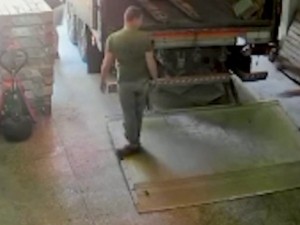 Un policía retirado mató a un delincuente durante un intento de robo en un depósito en Villa Soldati