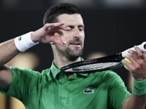 Novak Djokovic derrotó a Jannik Sinner e irá por su undécimo título del Abierto de Australia ante Carlos Alcaraz
