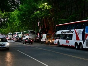 Chocaron tres micros con hinchas de Estudiantes de La Plata