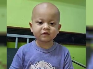 La familia de una niña de tres años pide que se agilice la entrega de un fármaco oncológico