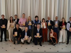 Sin detallar montos, el Gobierno oficializó el aumento de sueldos para los funcionarios