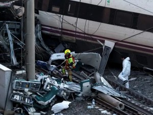 España: un choque entre dos trenes de alta velocidad dejó al menos 39 muertos y más de 120 heridos