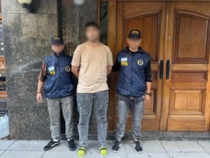 Hackeaba cuentas por montos multimillonarios y fue detenido en Palermo