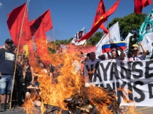 EEUU instó a sus ciudadanos a salir de Venezuela