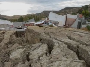 Comodoro Rivadavia: Un deslizamiento del cerro Hermitte forzó la evacuación de más de 90 familias