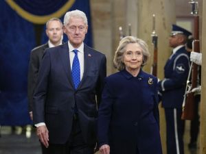 Hillary Clinton acusó a Donald Trump de orquestar un "encubrimiento" en relación con el caso Epstein