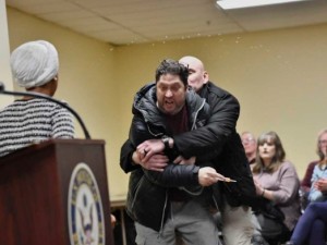 Legisladora demócrata es rociada con un líquido desconocido durante discurso en EE.UU.