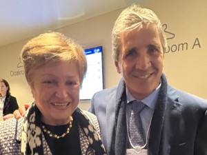 La titular del FMI se vio con Caputo y elogió la “fuerte performance” de la economía argentina