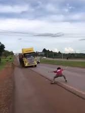 Detienen a tiktoker paraguayo que enfrentaba camiones