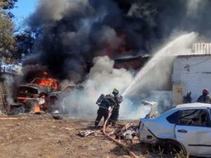 Caos en Nueva Pompeya: un incendio destruyó un depósito de autos de la Policía Federal