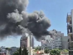 Incendio en un bazar de Villa Pueyrredón: diez asistidos y 120 evacuados
