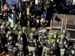 Incidentes en las inmediaciones del Congreso: manifestantes se enfrentaron con la Policía