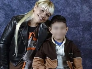 La mujer que encontraron muerta junto a su hijo tenía once cortes en el brazo