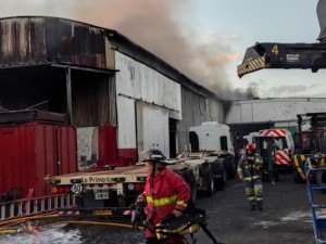 La Boca: Voraz incendio en depósito movilizó a cuatro dotaciones de bomberos