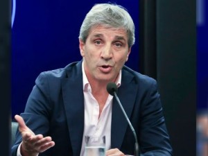 Caputo les pidió a los bancos privados que “no rompan las pelotas” y acepten los dólares aunque no estén declarados