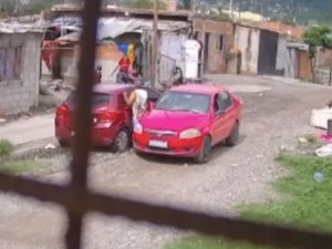 Manejaba borracho, atropelló a dos personas y escapó