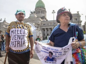 Marcha de los jubilados: cruce de la Policía con dos enmascarados
