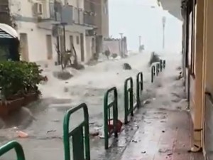 Alerta en Italia: una poderosa marejada ciclónica golpea la costa de Sicilia