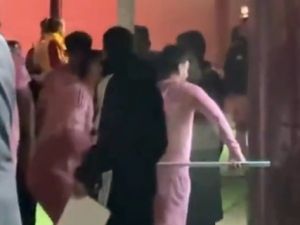 Lo tuvo que frenar Luis Suárez: la furia de Lionel Messi contra el árbitro tras la derrota del Inter Miami