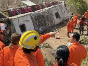 Trágico accidente en Brasil: al menos 15 personas murieron al volcar un micro