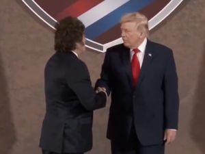 Javier Milei llegó a la cumbre “Shield of the Americas” y fue recibido por Trump